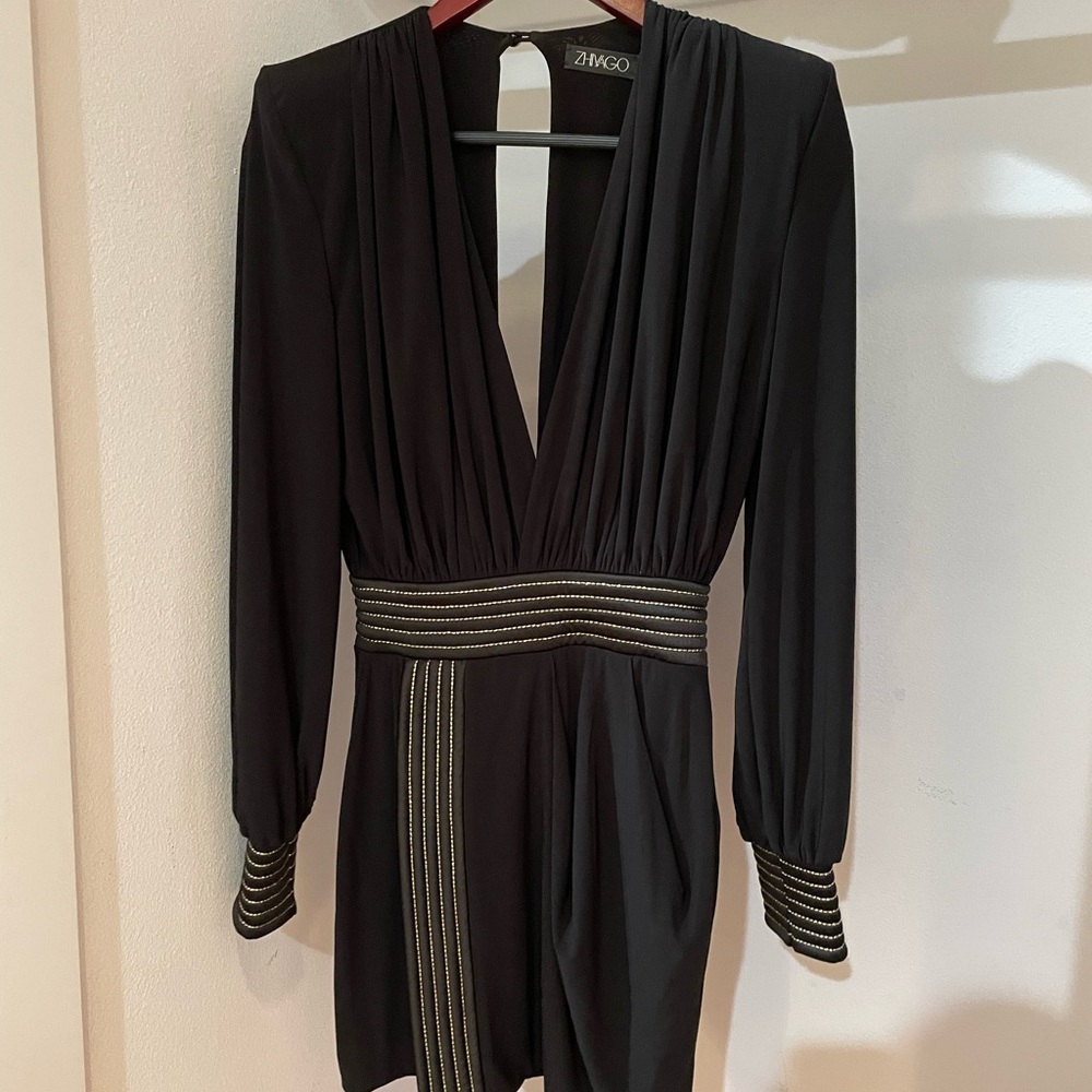 V-neck. Stretchy material. I'm 5 6" and the dress is above knee length.